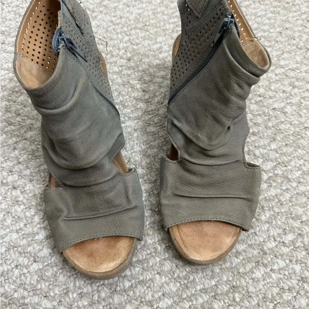 Earth Wedge Sandals Size 8.5 peep toe wedge heels